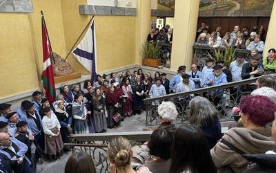 Santa Ageda abesbatzak udaletxean amaitu du goizeko bira