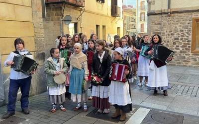 Santa Agedari abestu eta lurra esnatu dute gaztetxoek goizean