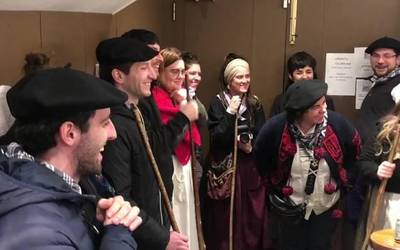 Txurrukan, astoaren gertakariari koplaka
