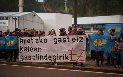 Aretako Gasteiz kalean eraiki nahi duten gasolindegiaren aurka mobilizatu dira berriro