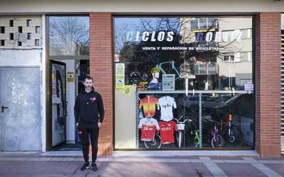 Roberto Vega: "Herriko lokal txiki bat gara, lagunakaz, bezeroakaz baino"