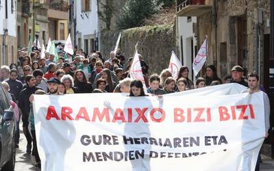 Aramaio bizi baten aldeko aldarria egin dute herritarrek