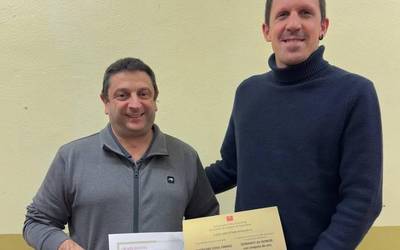 Gipuzkoako Odol Emaileen Elkarteak Ion Lertxundi omendu du 50 aldiz odola emateagatik