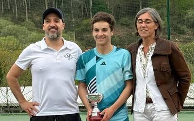 Bizkaiko kadete kategoriako tenis txapelketa ere irabazi du Ander Urquizak