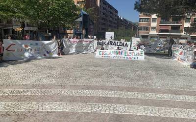 [ARGAZKI GALERIA]: Durangoko ikasleek Euskaraldian izena ematera deitu dituzte herritarrak