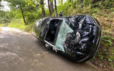 Bi pertsonak zauri arinak izan dituzte Oñatiko Olabarrieta auzoan izan den auto istripuan