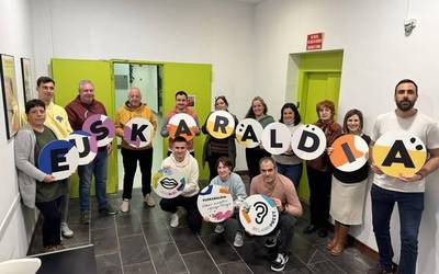 Barikuan Elorrioko plazan banatuko dituzte Euskaraldian parte hartzeko txapak