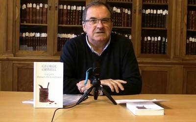 'Lur jota Parisen eta Londresen' ekarri du euskarara Rafa Santxitz-Muxikak