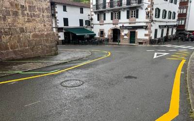 Etxalarko plazaren inguruan trafikoa arautzeko lehen pausoak eman dituzte