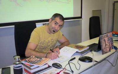 Aiert Zubigarai: "Arrakasta itzela izan du komikiak, ez nuen halakorik espero"