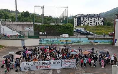Durangaldeko ikastetxe publikoetako hezkuntza komunitateek lan baldintzak hobetzeko greba babestu dute