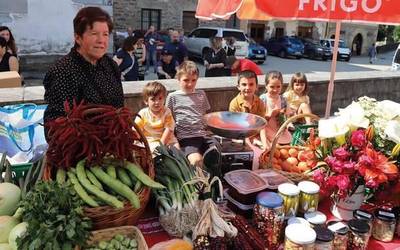 Mendialdeko Azoka Ibiltarian postua jartzeko aukera eman diete herritarrei