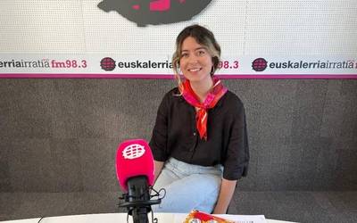 Sarai Robles: “Euskaraldiaren txapa ipintzea hizkuntza ohiturak aldatzeko keinu ausarta da”