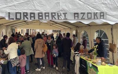 Hamahirugarren edizioa izan du Lorabarri azokak
