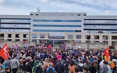 Hezkuntza publikoko irakasleen grebak bertan behera, hitzarmen berria sinatuta