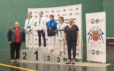 Aretxabaletako hiru karateka podiumera igo dira Hondarribian