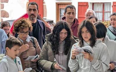 [ARGAZKIAK] 120 lagun bildu dira Zugarramurdiko kantu bazkarian