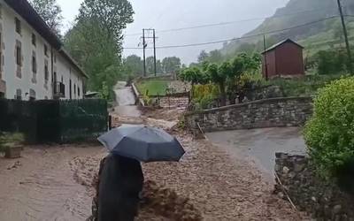 Erreka handia dator Aloñatik behera eta ura sartu da Gesaltzako hiru baserritan gutxienez