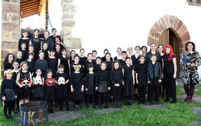 Elizondoko Koro Ttikik 'Sorgin zahar berriek' musikala aurkeztuko du asteburuan Iruritan