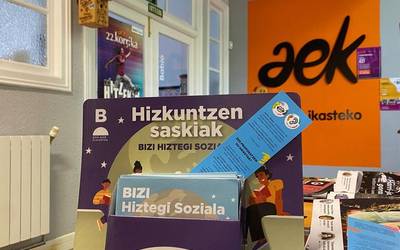Euskaraz eta beste zazpi hizkuntzetan sortutako hiztegiak banatu ditu Bor-bor elkarte feministak