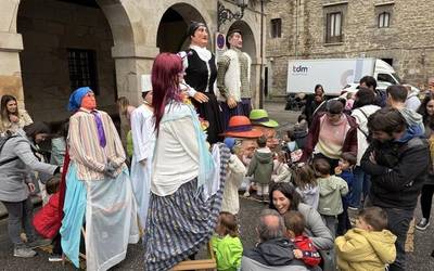 Festa giroan eman diote hasiera Euskaraldiari Bergaran