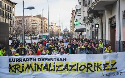 Sustrai Erakuntzak elkartasuna adierazi die Aroztegiko auzipetuei eta «enpresaren jokabide miserablea» salatu du