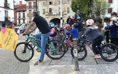 Euskaraldia martxan dela gogorarazteko, kalejira gurpil gainean