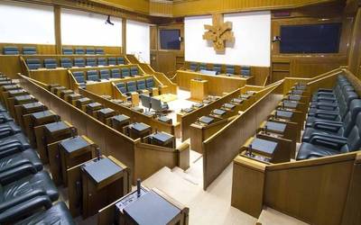 Eraikin instituzionalak bisitatu ahalko dira hiriburutzaren 45. urteurrenean