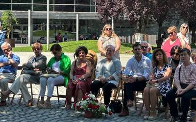 [ARGAZKI GALERIA] Rosa Pajuelok egin du lore eskaintza In Memorian ekitaldian