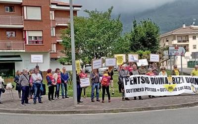 'Guttieneko pentsioa = Guttieneko soldata' leloa hartu dute pentsiodunek