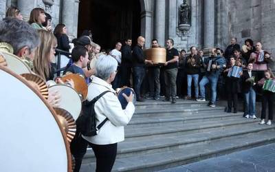 Trikiti doinuek lagunduta, agur beroa jaso du Izerrek