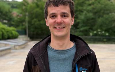 Juan Arroyabe: "Euskal musika entzutea eta kantuen hitzak itzultzea izan zen lehen pausoa"