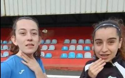 Urnieta futbol taldeko neskak Matxen galdetegi azkarrean