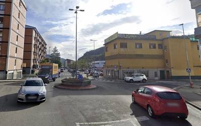 Ibilgailu batek bi adin txikiko harrapatu ditu Arrasaten; ospitalean artatu dituzte lesio arinengatik