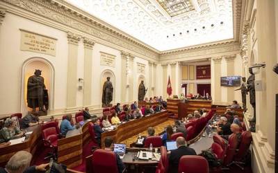 Hizkuntzaren erabilera sexista saihesteko kuadrillen foru araua aldatzeko eskatu du Lautadak