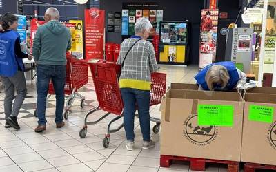Elikagai bankuko apalak urgentziaz betetzeko, abiatu dute udaberriko bilketa