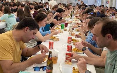[ARGAZKI GALERIA]: Giro bikaina santrokazetako paella-janean