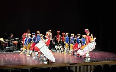 Zuberoako folkloreaz gozatu dute Amaia antzokian