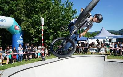 Puntako BMX rider, skater eta roller patinatzaileen topagune izan da Egurre Jam jaialdiaren edizio berria