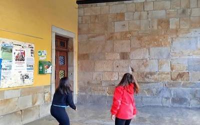 Etxarri Aranazko udaletxea pilotaleku bihurtuta