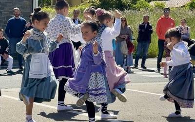 Aresoko eta Leitzako dantzariek Lekunberriko Dantzari Txiki Egunean parte hartu dute