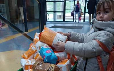 Ikastoletan elikagai bilketa egiten ari dira aste honetan