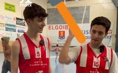Elgoibar saskibaloi taldeko mutilak Matx desafioaren galdetegi azkarrean