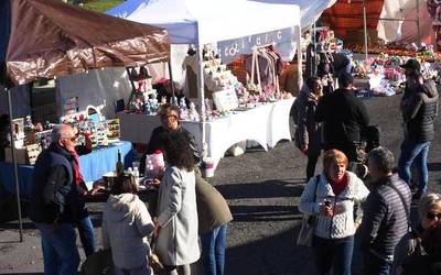 Musika, gastronomia eta artisautza eskaintza zabalagaz dator Barrikako Itsas Merkatua