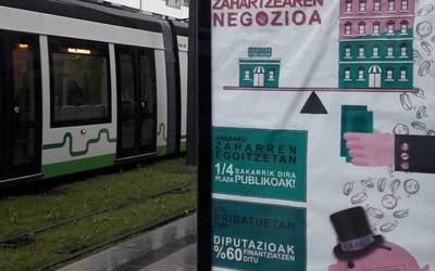 Gasteizko markesinetan iragarkiak agertu dira adinekoen egoitzen negozioaren aurka