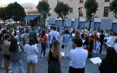 Euskal kanta ugari eskaini dituzte Floreagakoek Alde Zaharrean barrena