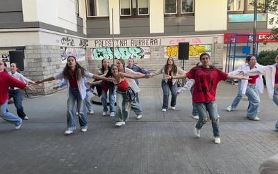Askotariko dantzen erakustoki izaten dabil Aretxabaleta egunotan