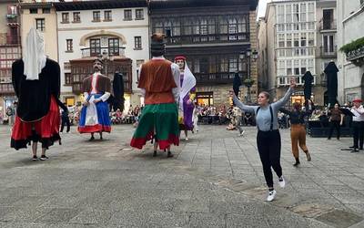 Hirugarrenez eskaini dute Lore Gazteak-eko beteranoek dantza saioa