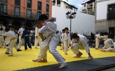 Erakustaldi bizia eskaini dute Kodaore eskolako judo ikasleek