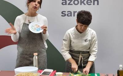 Azokatik Mahaira sukaldaritza tailerra egin dute Berdura Plazan